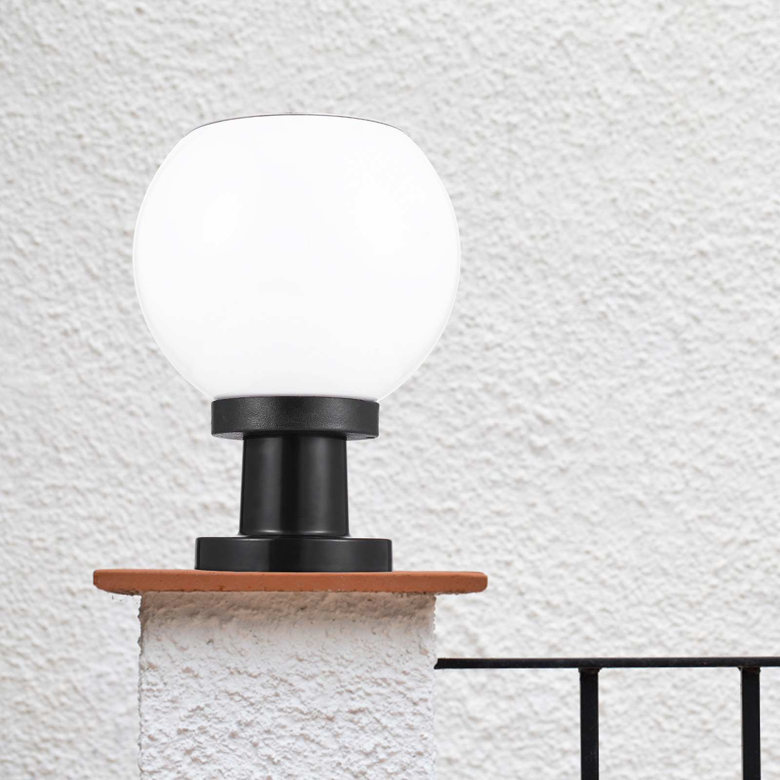 1. Круглая светодиодная настен – обзор и цена Solar Garden Light